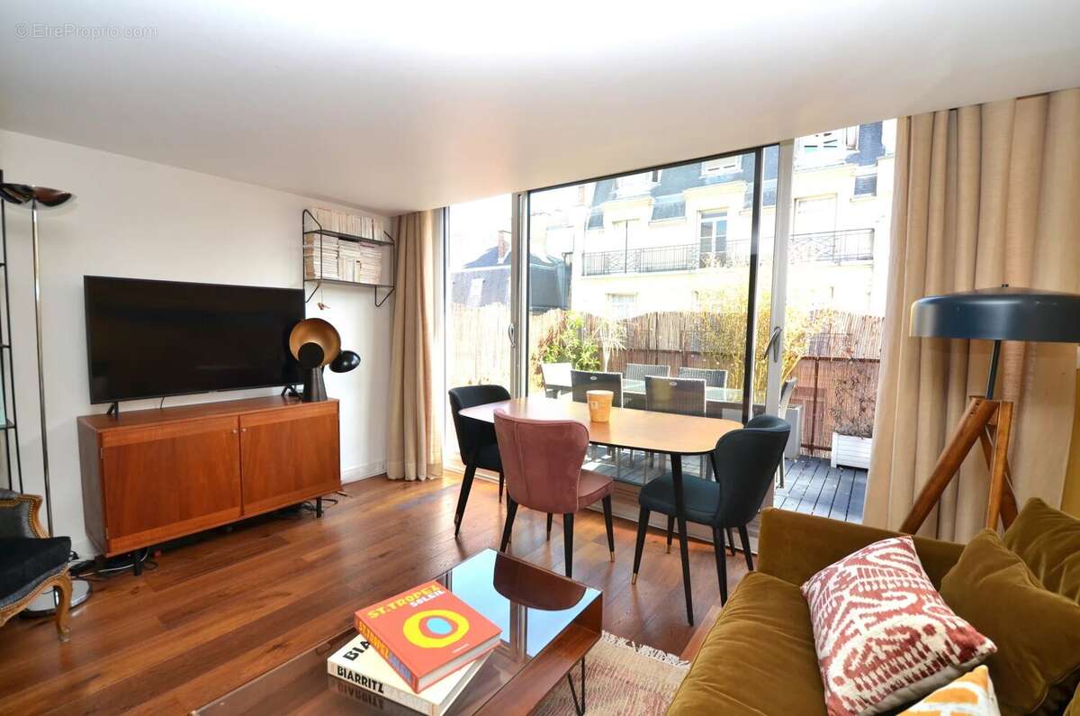 Appartement à PARIS-16E
