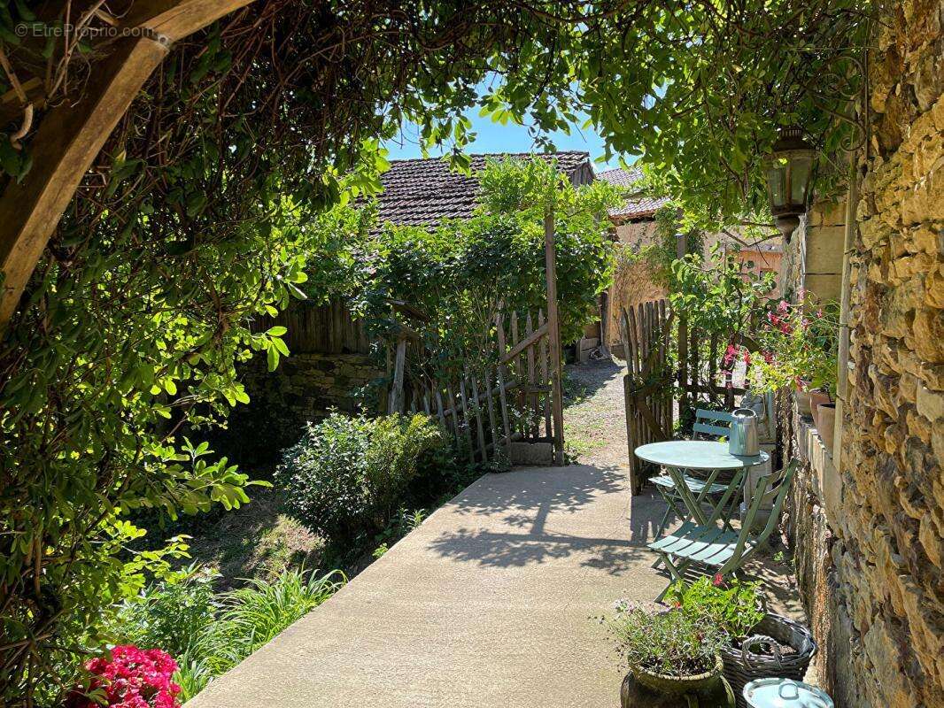 Maison authentique du XVIIIe siècle avec trois grandes granges, belle vue et terrain de 1,4 hectare - photo 2