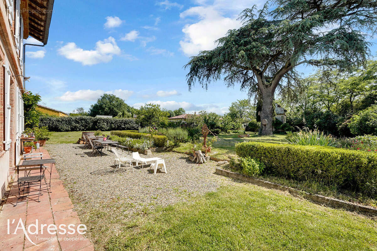 Exclusivité l'Adresse - Le BURGAUD - Maison de maître d'environ 290 m² avec parc arboré de 2 492 m², pigeonnier et dépendances - photo 11
