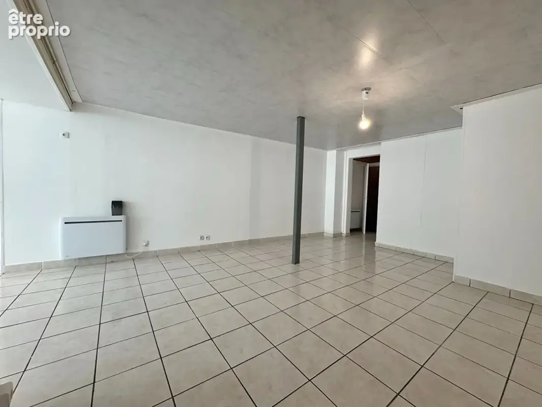 Maison de ville, en bon état, à potentiel locatif, Ag. du Donjon. - photo 8