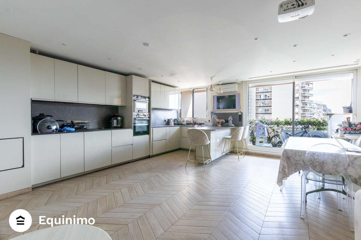 Appartement à LES LILAS