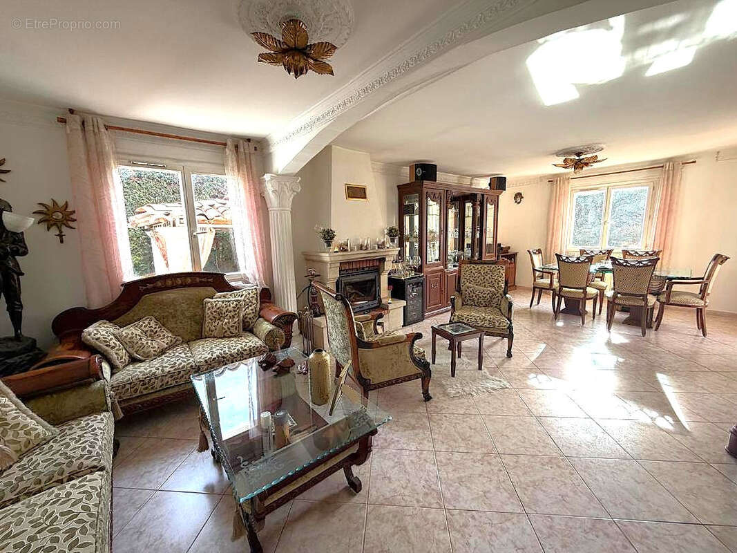 Maison à CHATEAUNEUF-LE-ROUGE