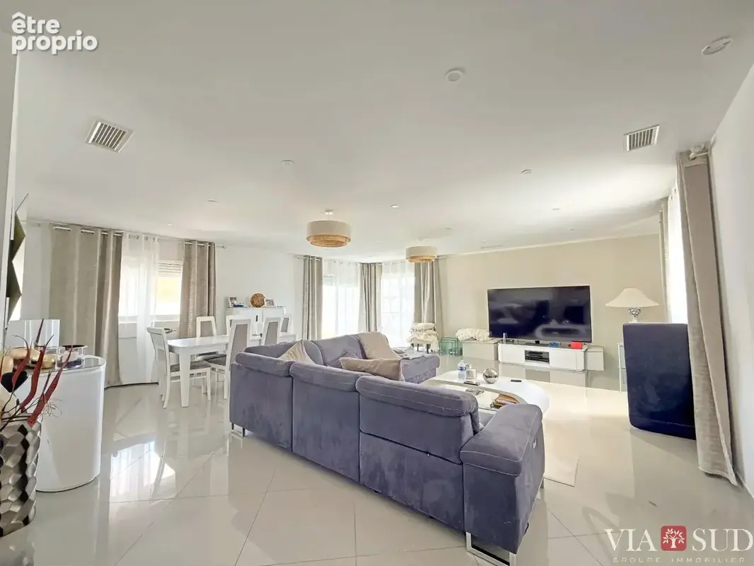 Villa contemporaine 2013, 195 m² de plain-pied sur 1 000 m² clos : 4 chambres, piscine au sel, cuisine d'été et un DPE A qui cha - photo 8