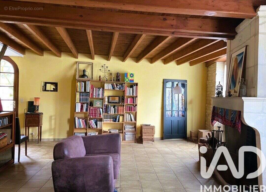Maison 185 m² à Fontaine-Chalendray  - photo 2