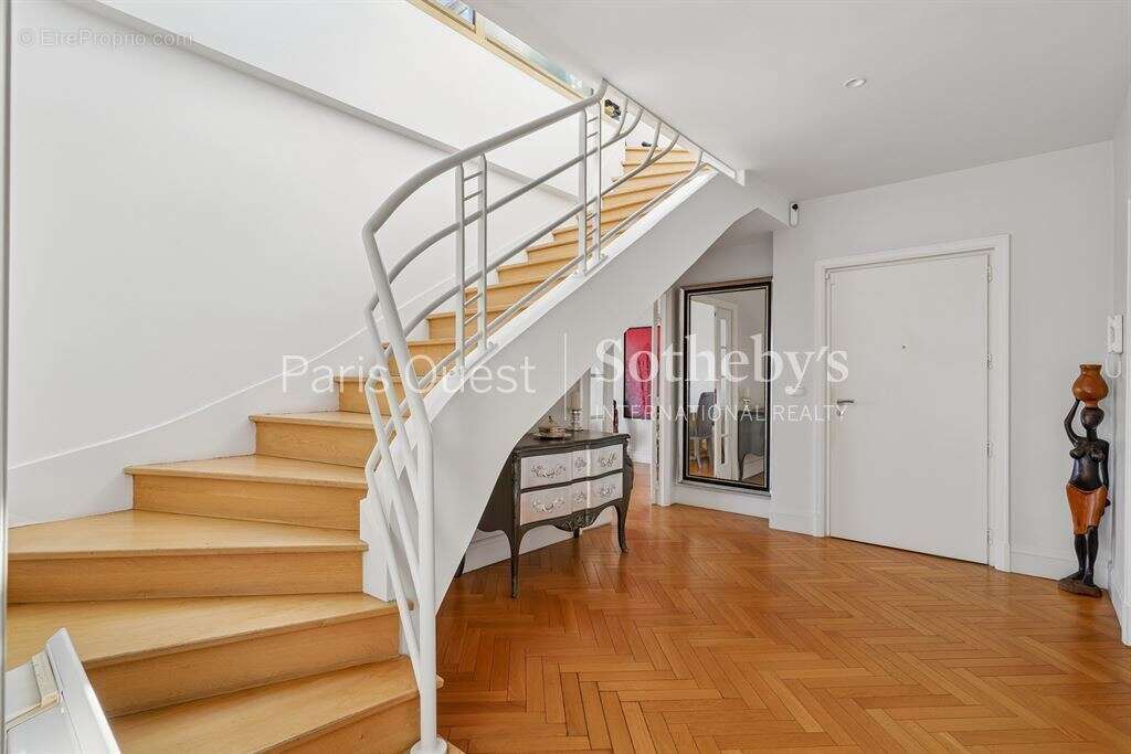 Appartement à NEUILLY-SUR-SEINE