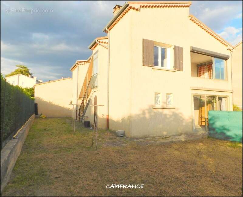 DIGNE-LES-BAINS 04000 A VENDRE Maison traditionnelle avec 2 appartements, terrain plat et clos, garage et cave - photo 2