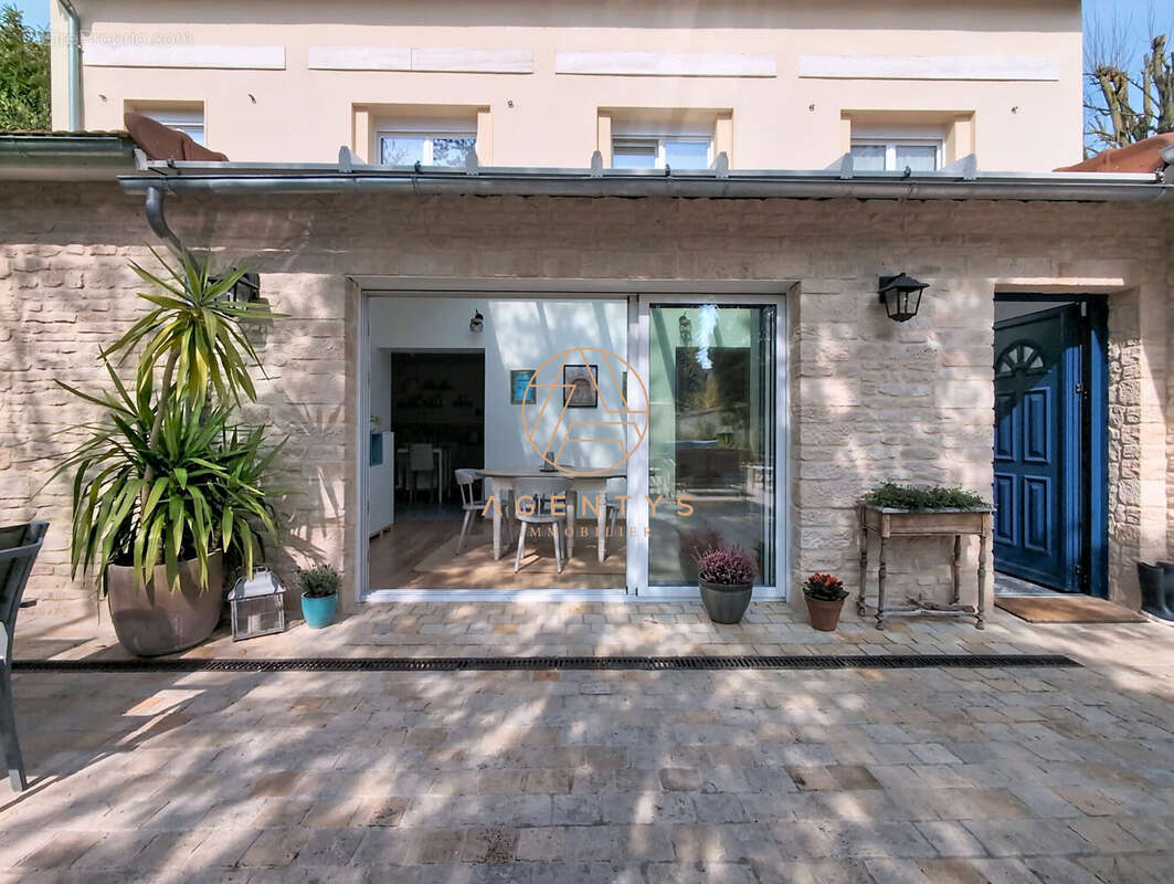 Maison à SAINT-MAUR-DES-FOSSES