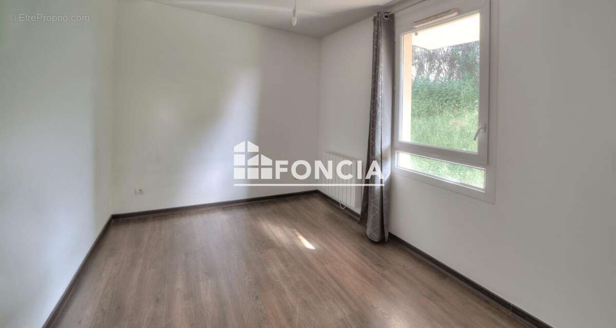 Appartement à PERON