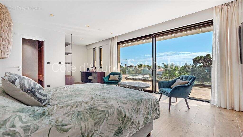 Villa contemporaine d'exception à vendre à Sainte-Maxime: 440 m², 5 chambres, proche plage et centre - photo 8