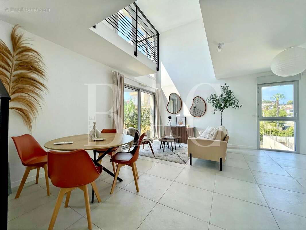 Vue mer panoramique pour ce superbe appartement lumineux 4 pièces à Antibes - photo 3