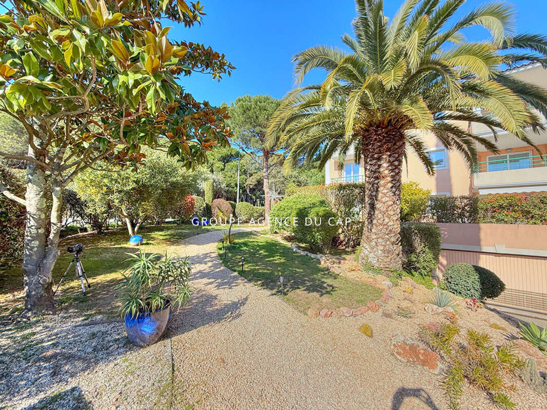 Saint raphael les golfs appartement 4 pieces dernier etage avec garage - photo 10