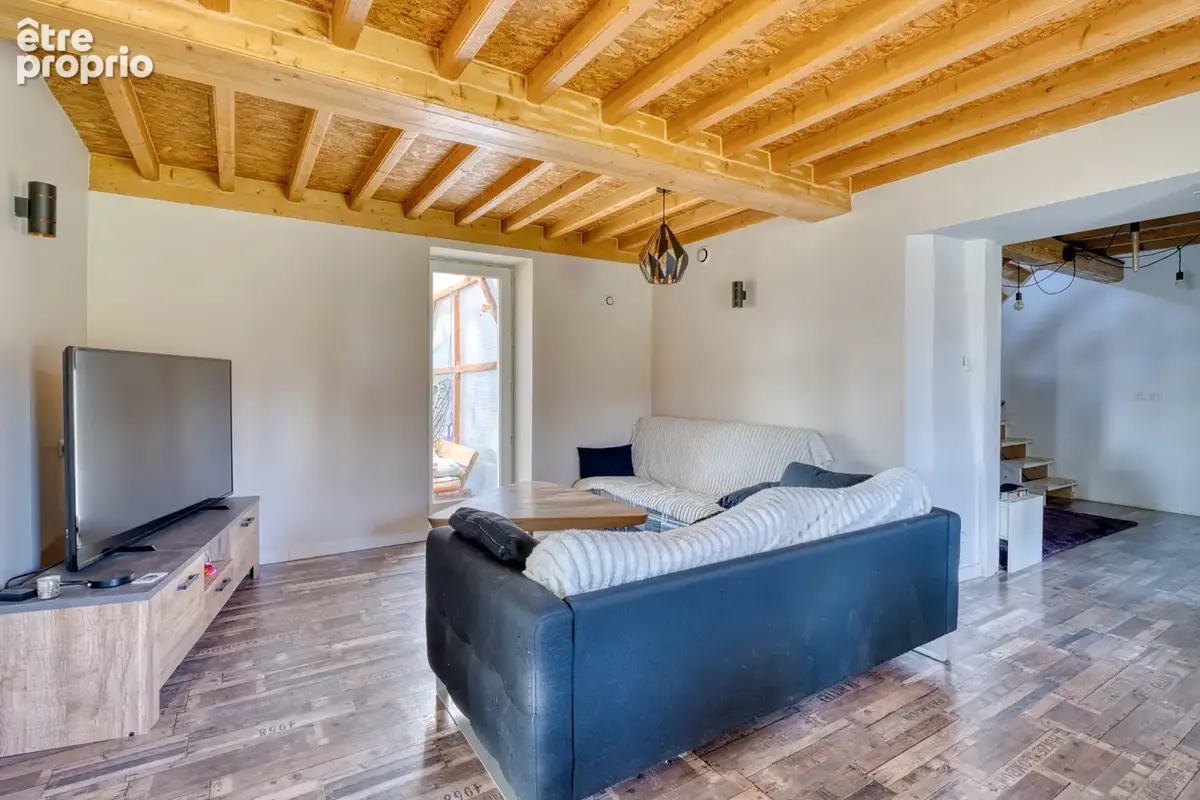 Ancien corps de ferme avec cour intérieure, maison et grande dépendance sur 2060m2 de terrain - photo 5