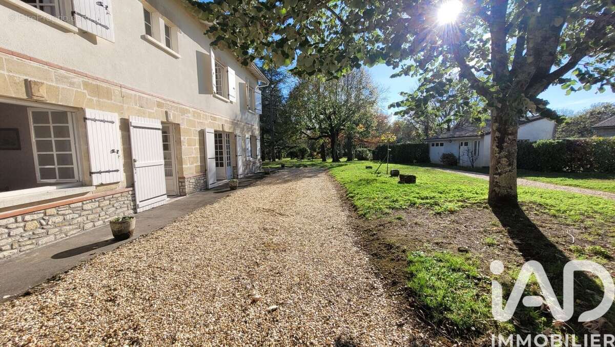 Maison 185 m² à Coutras  - photo 4