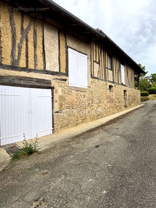 A vendre et rénover : Ancien corps de ferme 9 pièces, 6 chambres, au coeur d'un village proche de MAUVEZIN (32) - photo 6