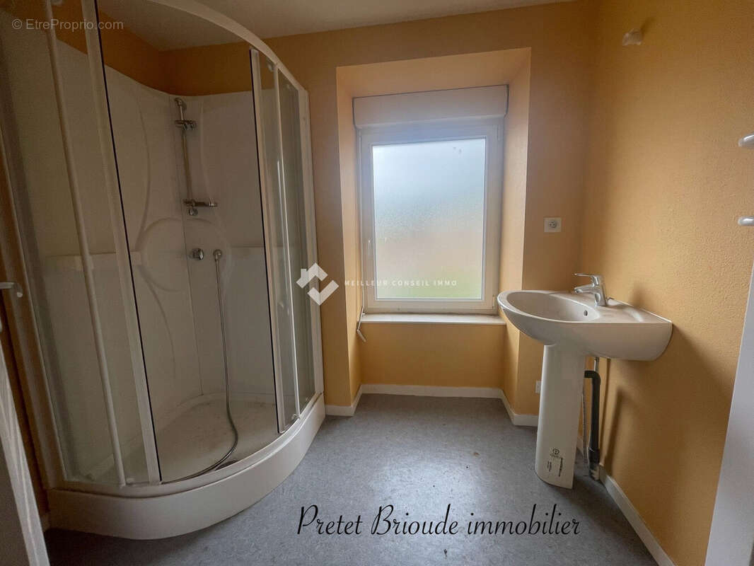 Maison 85 m² à Massiac  - photo 7