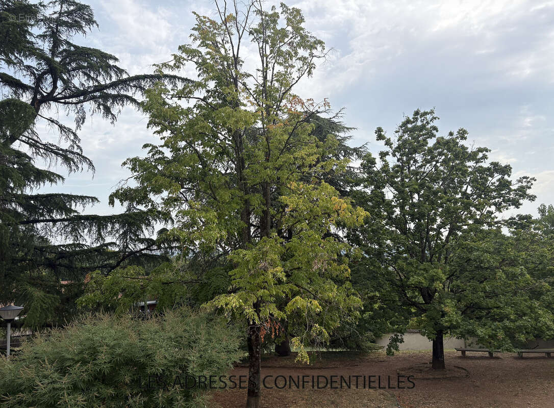 Irigny - t3 traversant de 66m2 - place de stationnement - cave. - photo 5