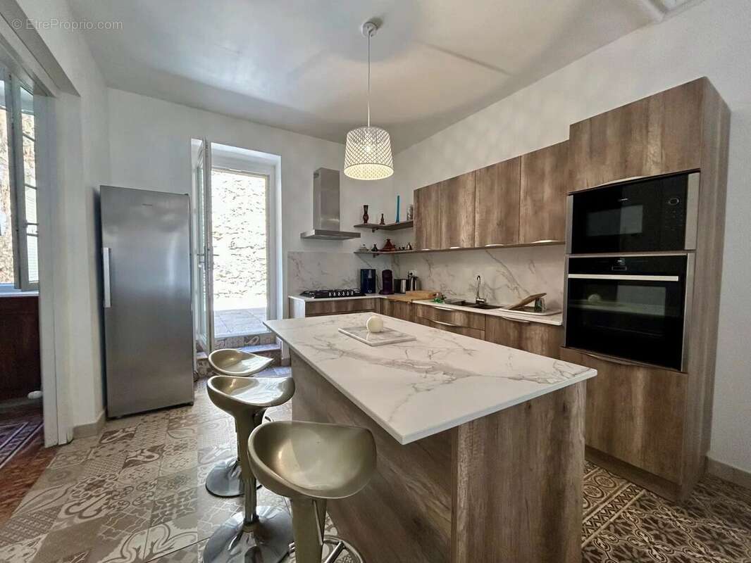 Maison à MONTOULIERS