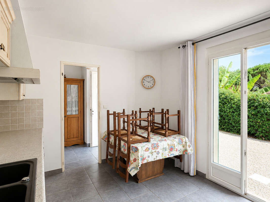 Maison de plain-pied de 129 m2 avec 4 chambres, grand terrain de 2 400 m2 et garage - photo 6