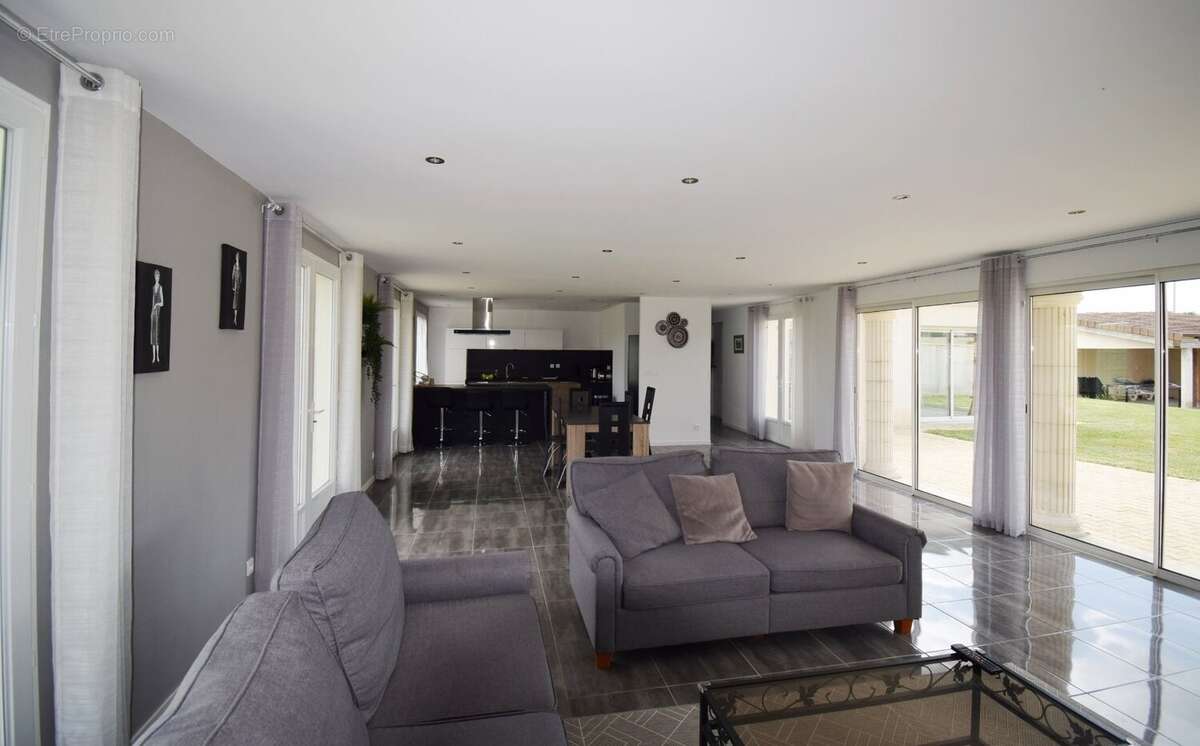 Maison à SAINT-CLEMENT-DE-REGNAT