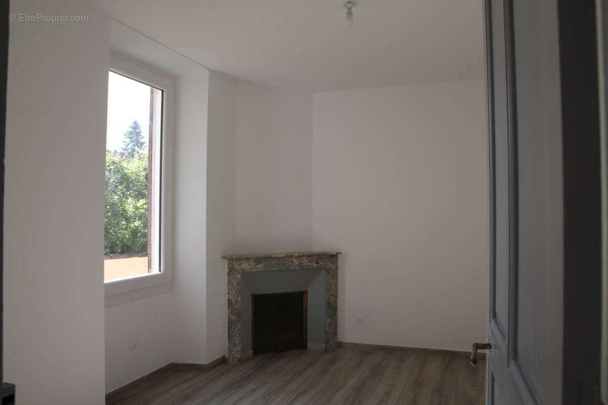 Appartement rénové T2 de 45m2, avec cave, parking et jardin à 05400 VEYNES - photo 4