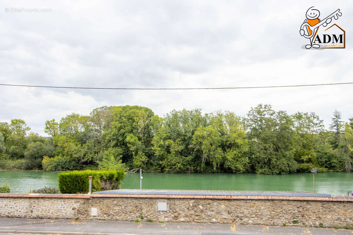 Terrain à SAINT-JEAN-LES-DEUX-JUMEAUX