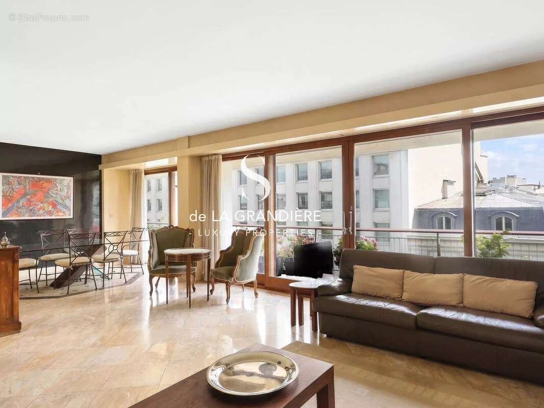 Appartement à PARIS-16E