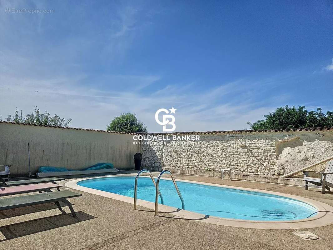 Maison à SAINT-JEAN-D'ANGELY