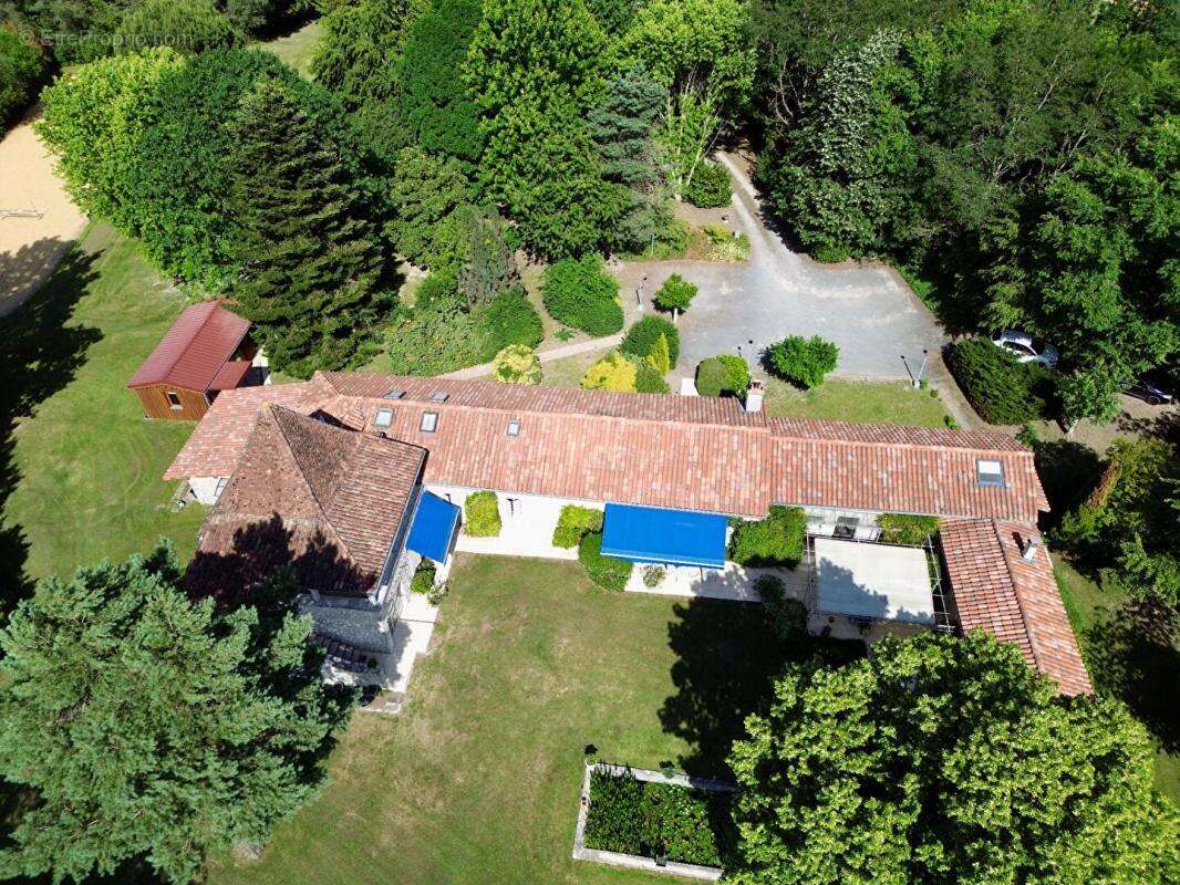 Propriété d'Exception au coeur du Périgord : Un héritage du XIVe siècle sublimé par la modernité, 270 m² habitables, 7ha de terr - photo 2