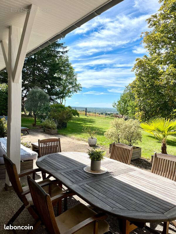 Maison à CREUZIER-LE-VIEUX