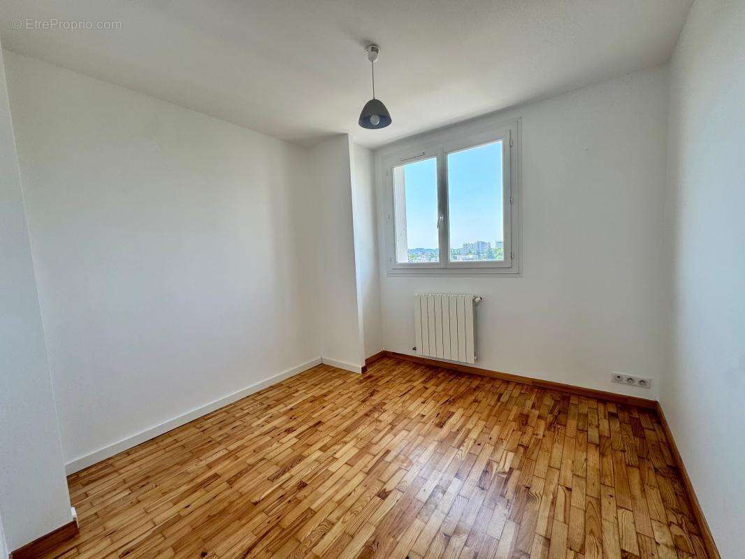 T4 rénové de 82 m² – Dernier étage, vue dégagée, ascenseur et garage - photo 13