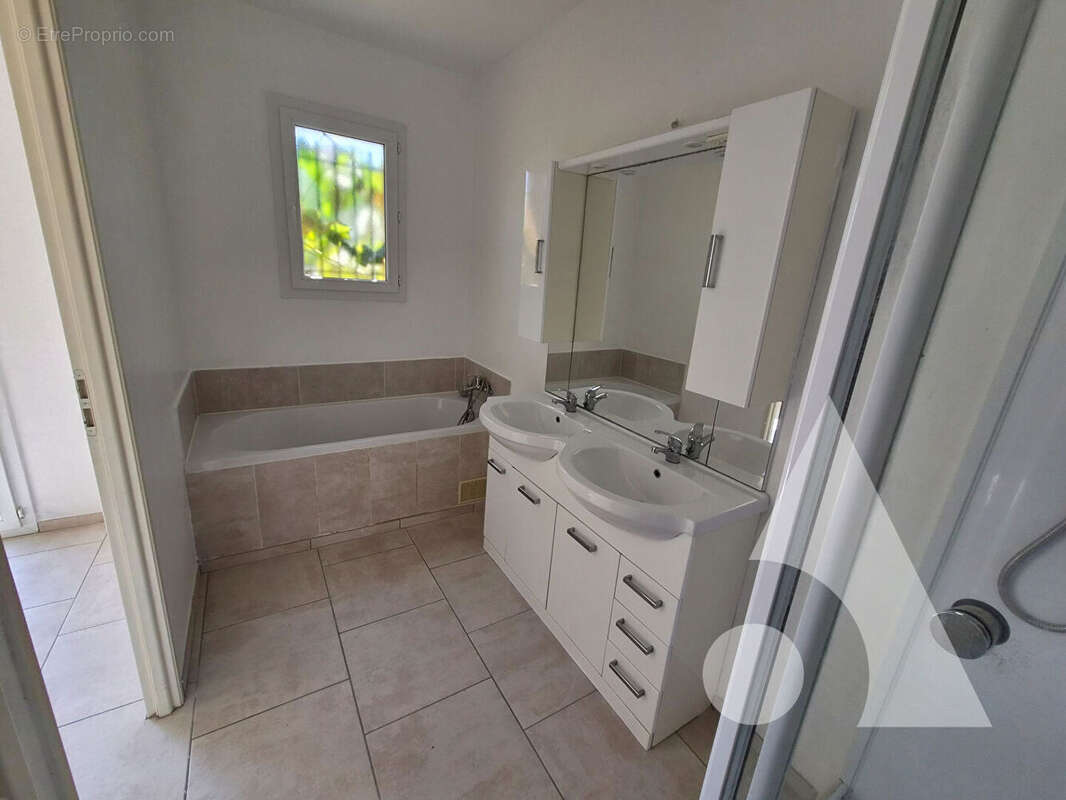 SILLANS-LA-CASCADE ? Maison de plain-pied de 88 m² sur terrain de 1.500 m² ? 282.000 - photo 8