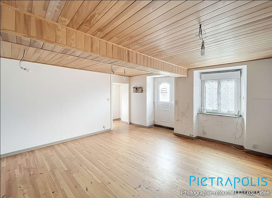 Cuisine - Photo rétouchée - Pièce vidée - Maison à CHAMBOST-LONGESSAIGNE