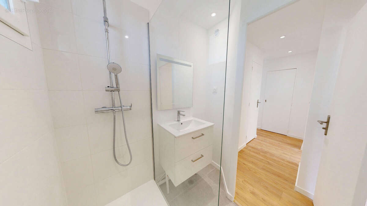 À VENDRE - Magnifique T3 entièrement rénové à Marseille 4ème - Chutes-Lavie - parking privé et cave - proche métro - photo 6