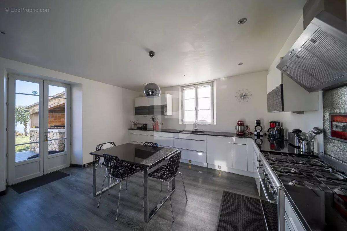 Maison à TOURRETTES-SUR-LOUP