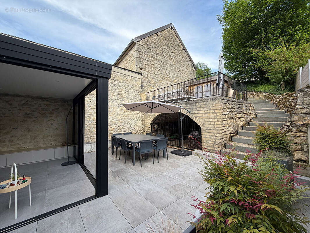 Élégante maison familiale de 155 m² avec jardin paysager et double garage - photo 8