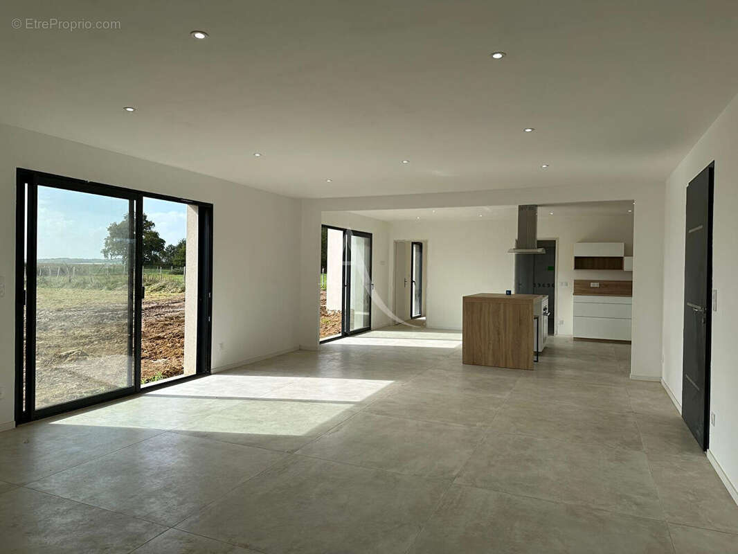 Maison à NIEUL-LE-VIROUIL