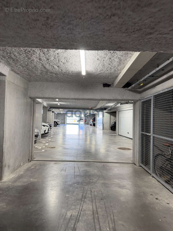 À vendre   Box de stationnement fermé et sécurisé - photo 3
