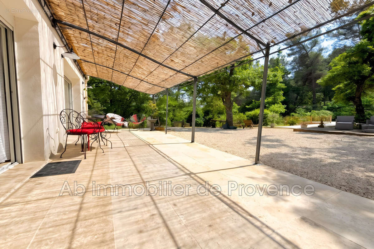 Maison 173 m² à Rognes  - photo 3