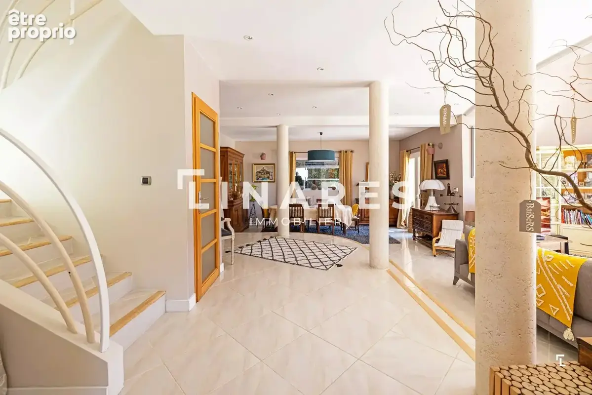 SIGNATURE - Villa 265m² (Sous-sol aménagé 62m²) - Piscine - Garage 44m²  - Parcelle de 1163m² - 13011 Les Camoins - photo 11