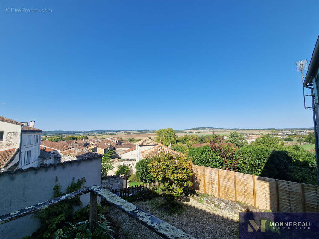 Maison à VILLEBOIS-LAVALETTE