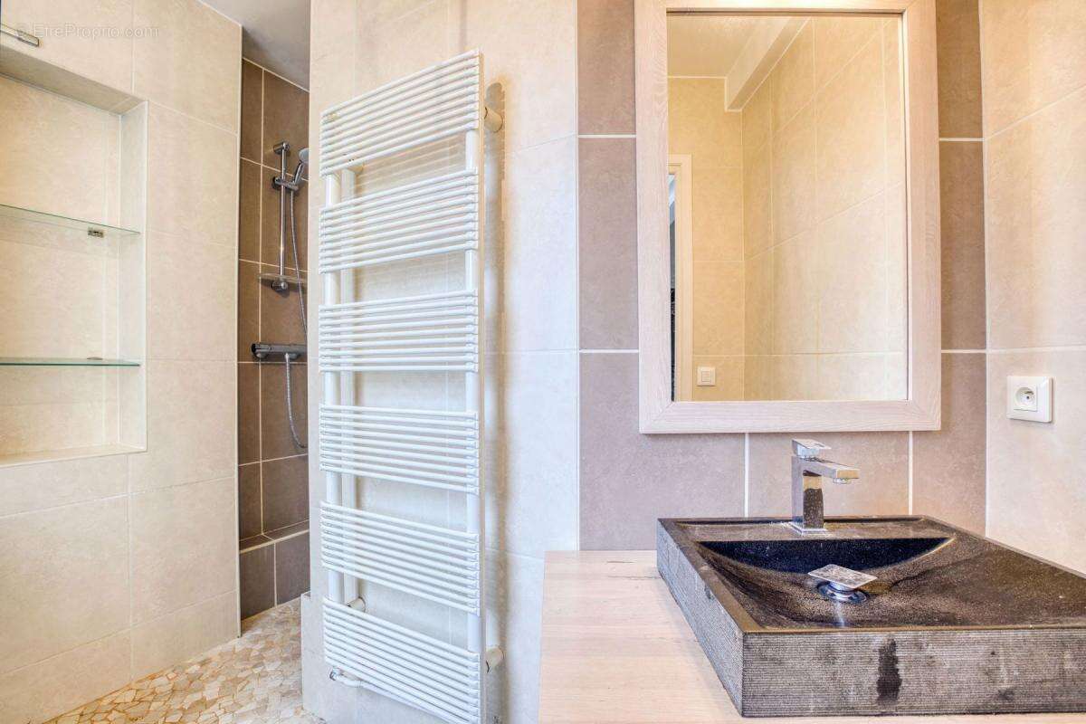 Appartement à LA GARENNE-COLOMBES