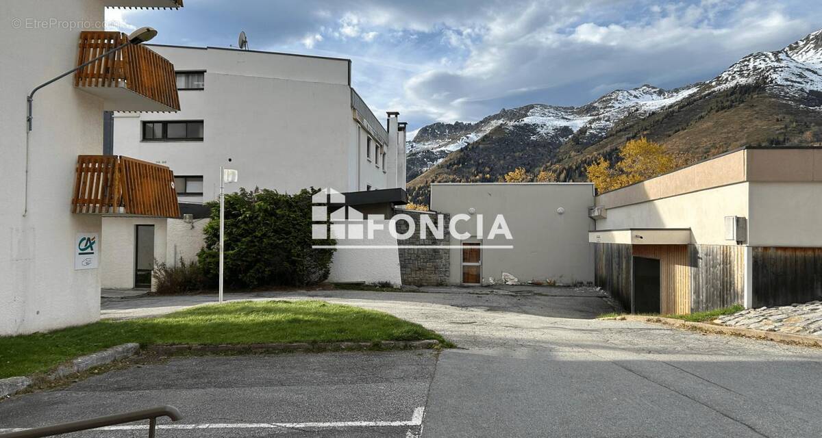 Parking à SAINT-FRANCOIS-LONGCHAMP