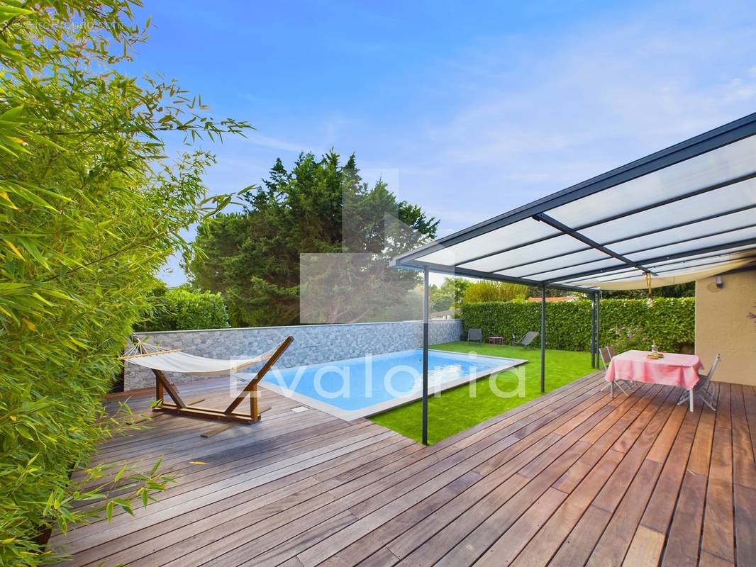 Maison 5 pièces de 130 m² sur un terrain de 800 m² avec piscine  - photo 1