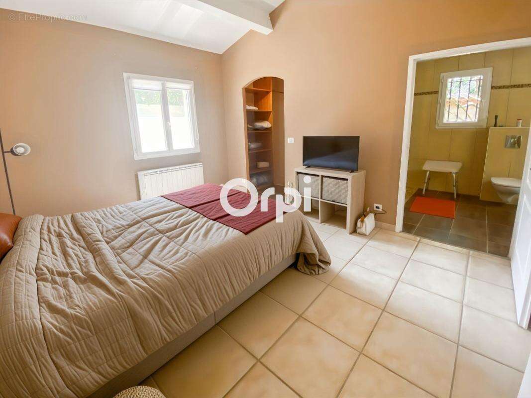 Villa T6 de 168 m2 de plain pied, jardin, piscine, garage - photo 9