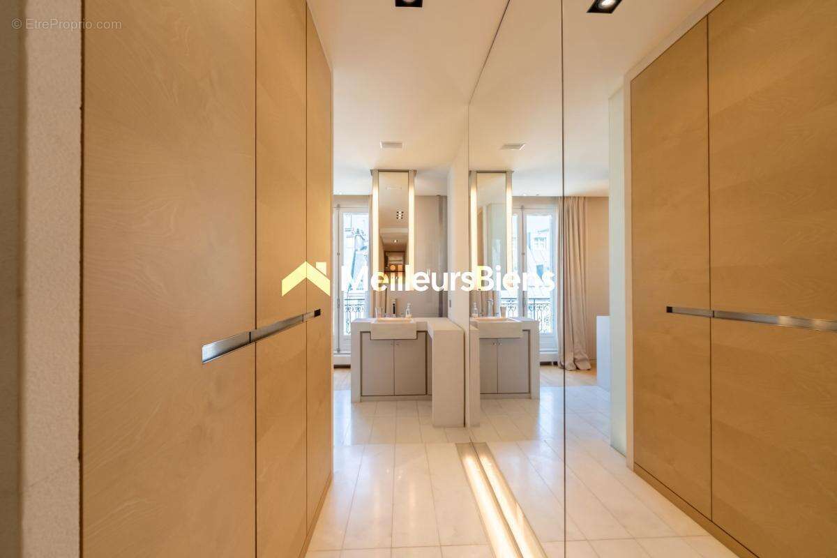 Une adresse emblématique au sein du Triangle d'Or  Duplex de réception signé Wilmotte - photo 14