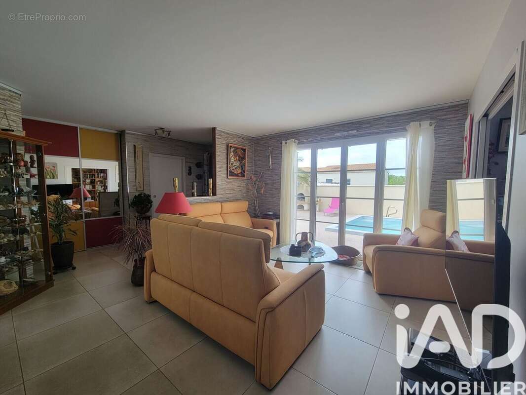 Maison 108 m² à Varzay  - photo 3