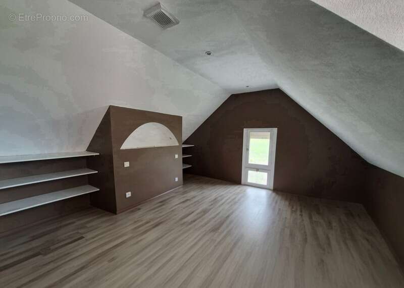 Maison à LES ESSARDS-TAIGNEVAUX