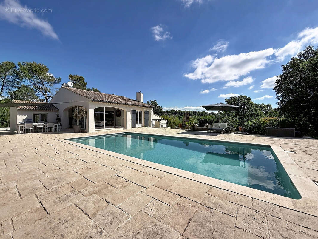 Maison 250 m² à Saint-Paul-En-Foret  - photo 2