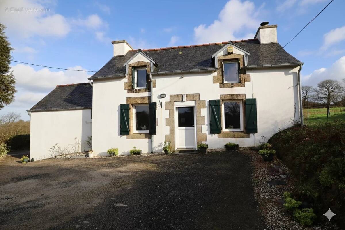 Maison à MAEL-CARHAIX