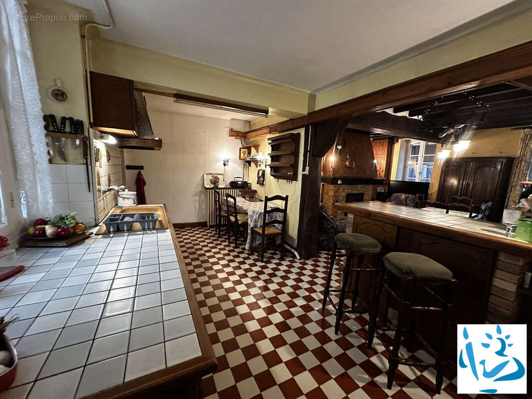 Maison 175 m² à La Celle-Saint-Cyr  - photo 9